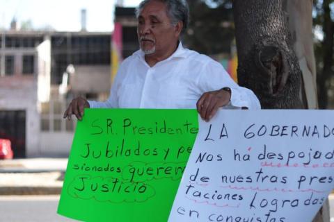 Pensionados y jubilados se manifiestan ante la visita de AMLO afuera del CCU imagen 3
