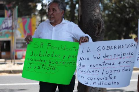 Pensionados y jubilados se manifiestan ante la visita de AMLO afuera del CCU imagen 4