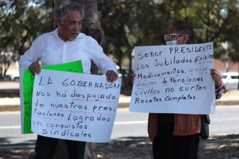 Pensionados y jubilados se manifiestan ante la visita de AMLO afuera del CCU imagen 5
