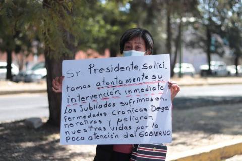 Pensionados y jubilados se manifiestan ante la visita de AMLO afuera del CCU imagen 6
