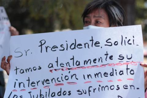 Pensionados y jubilados se manifiestan ante la visita de AMLO afuera del CCU imagen 7