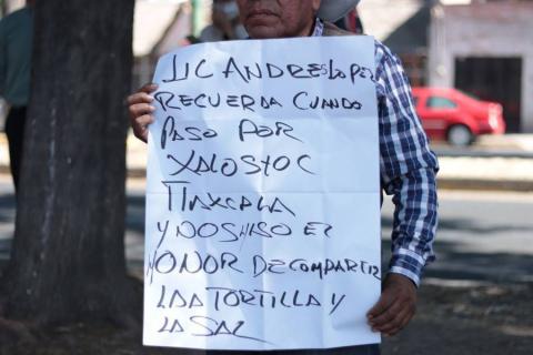Pensionados y jubilados se manifiestan ante la visita de AMLO afuera del CCU imagen 8