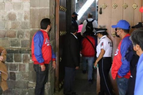 Se manifiestan profesores de Educación Física en Palacio de Gobierno imagen 2