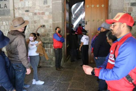 Se manifiestan profesores de Educación Física en Palacio de Gobierno imagen 4