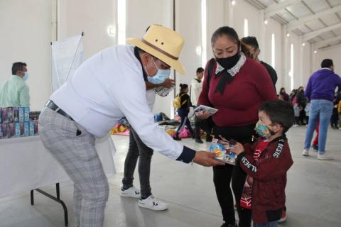 Autoridades entregan juguetes con motivo del Día de Reyes EN SPM imagen 2
