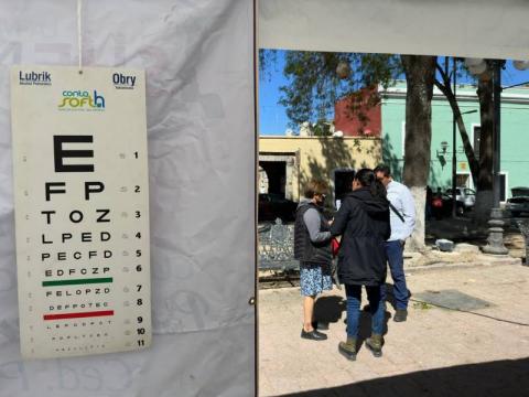 Realizan Jornada de salud visual y atención integral en la plaza Xicohténcatl imagen 2