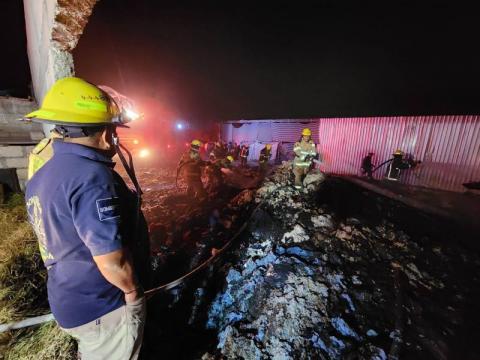 Atiende Policía de Chiautempan y Bomberos incendio en fábrica textil