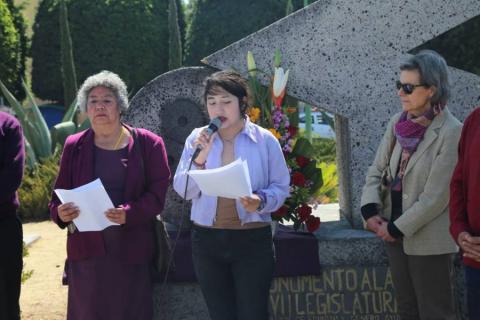 Colocan ofrenda floral en el monumento a la Mujer imagen 1