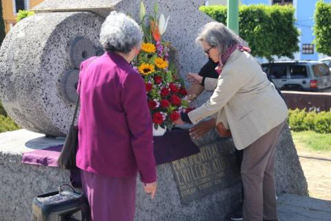 Colocan ofrenda floral en el monumento a la Mujer imagen 2