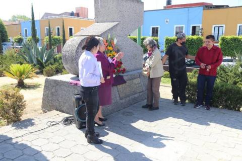Colocan ofrenda floral en el monumento a la Mujer imagen 4