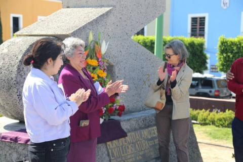 Colocan ofrenda floral en el monumento a la Mujer imagen 5