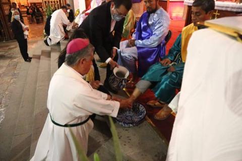 Realiza Obispo de Tlaxcala Misa de la cena del señor y lavatorio de Pies imagen 1