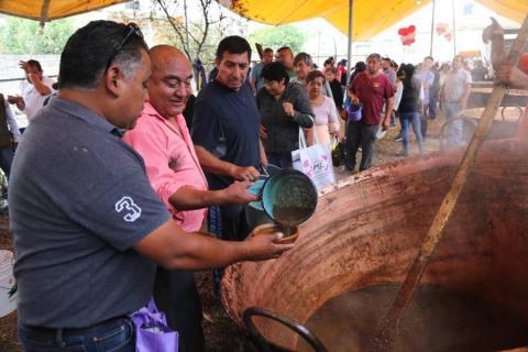 Celebran Mole Prieto en Barrio de San Onofre, Chiautempan imagen 2