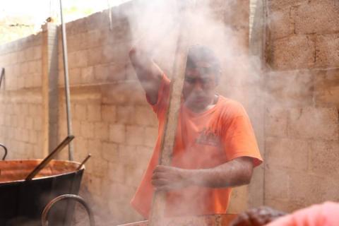 Celebran Mole Prieto en Barrio de San Onofre, Chiautempan imagen 5