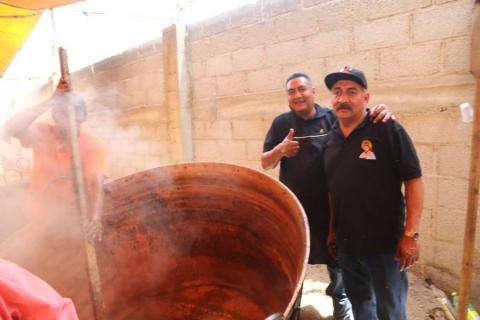 Celebran Mole Prieto en Barrio de San Onofre, Chiautempan imagen 6