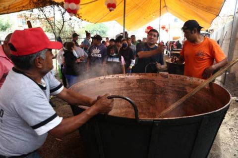 Celebran Mole Prieto en Barrio de San Onofre, Chiautempan imagen 9