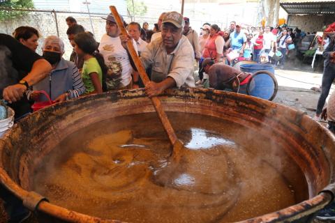 Celebran Mole Prieto en Barrio de San Onofre, Chiautempan imagen 11