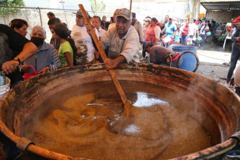 Celebran Mole Prieto en Barrio de San Onofre, Chiautempan imagen 10
