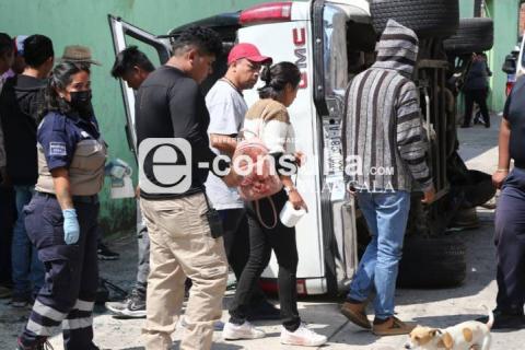 Seis personas resultan lesionadas tras volcar su camioneta sobre la autopista Tlaxcala-Apizaco en la zona de El Trébol imagen 1