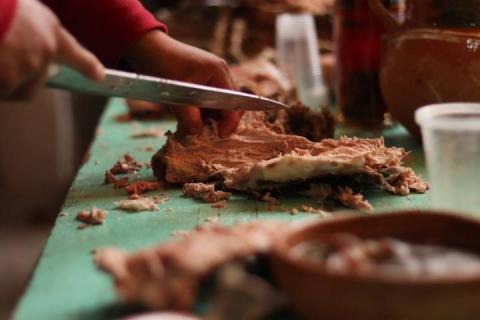 Asisten decenas de pobladores al tradicional mole prieto del barrio de la Soledad imagen 1