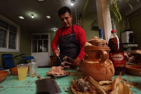 Asisten decenas de pobladores al tradicional mole prieto del barrio de la Soledad imagen 3