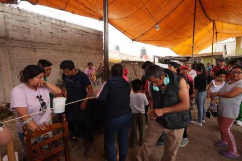 Asisten decenas de pobladores al tradicional mole prieto del barrio de la Soledad imagen 4