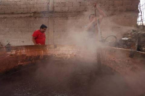 Asisten decenas de pobladores al tradicional mole prieto del barrio de la Soledad imagen 5