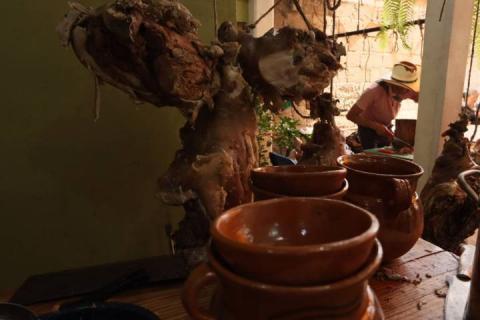 Asisten decenas de pobladores al tradicional mole prieto del barrio de la Soledad imagen 6