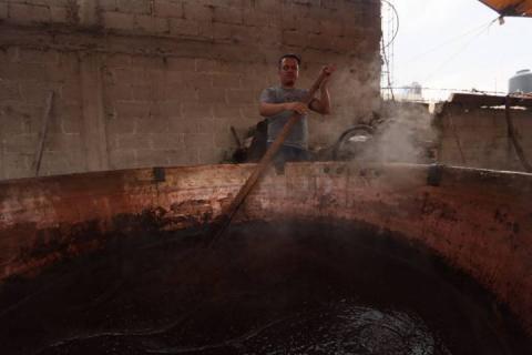 Asisten decenas de pobladores al tradicional mole prieto del barrio de la Soledad imagen 7
