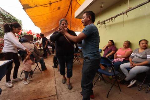 Asisten decenas de pobladores al tradicional mole prieto del barrio de la Soledad imagen 8