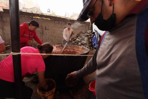 Asisten decenas de pobladores al tradicional mole prieto del barrio de la Soledad imagen 9