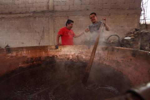 Asisten decenas de pobladores al tradicional mole prieto del barrio de la Soledad imagen 10