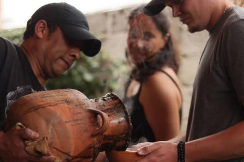 Asisten decenas de pobladores al tradicional mole prieto del barrio de la Soledad imagen 11