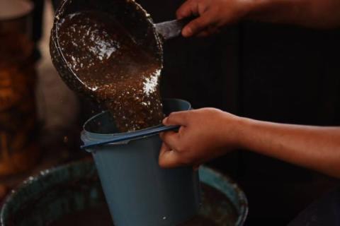 Asisten decenas de pobladores al tradicional mole prieto del barrio de la Soledad imagen 12