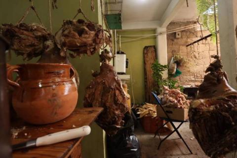 Asisten decenas de pobladores al tradicional mole prieto del barrio de la Soledad imagen 13