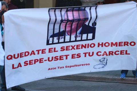 Resaltan pancartas de repudio contra Homero Meneses en desfile del 1 de Mayo imagen 1