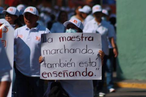 Resaltan pancartas de repudio contra Homero Meneses en desfile del 1 de Mayo imagen 5
