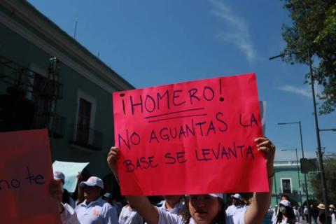Resaltan pancartas de repudio contra Homero Meneses en desfile del 1 de Mayo imagen 6