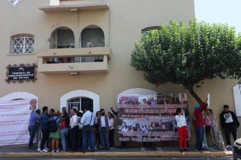 Trabajadores despedidos del COBAT se manifiestan a las afueras del TCA imagen 3