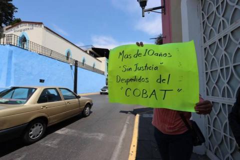 Trabajadores despedidos del COBAT se manifiestan a las afueras del TCA imagen 5