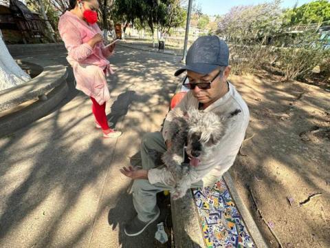 Perro ataca a una persona y su mascota en el puente de artesanías imagen 7