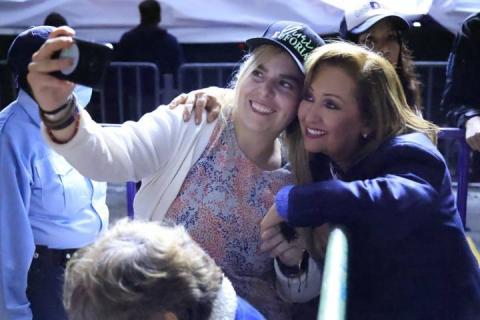 Yuri encanta a mamás tlaxcaltecas en concierto gratuito imagen 9
