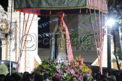 Realizan tradicional bajada de la Virgen de Ocotlán en Tlaxcala imagen 1