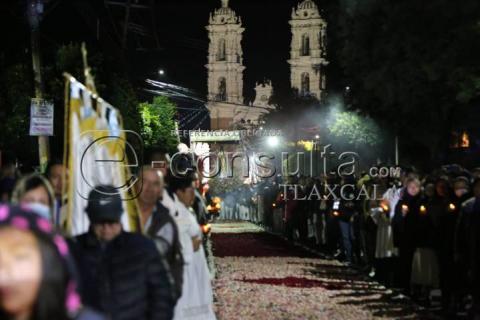 Realizan tradicional bajada de la Virgen de Ocotlán en Tlaxcala imagen 6