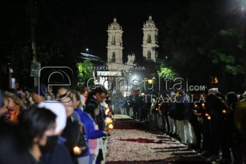 Realizan tradicional bajada de la Virgen de Ocotlán en Tlaxcala imagen 9