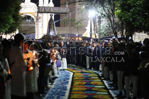 Realizan tradicional bajada de la Virgen de Ocotlán en Tlaxcala imagen 13