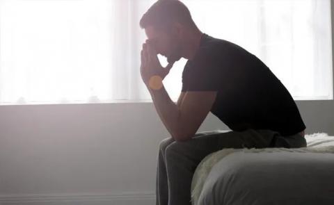 Extraña pose del Kamasutra provoca que un hombre se fracture el p*ne
