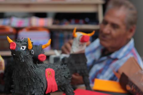 Don Norberto Báez, 45 años elaborando piñatas y artesanías imagen 1