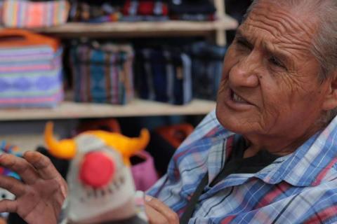 Don Norberto Báez, 45 años elaborando piñatas y artesanías imagen 4