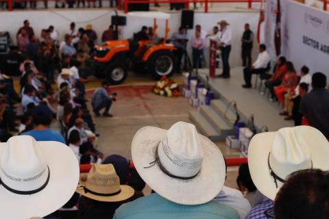 Entrega gobierno estatal apoyo al campo en Nativitas imagen 3